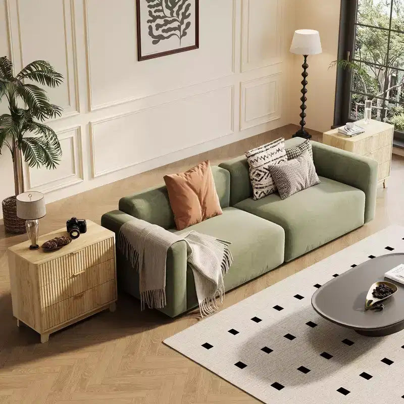 Table de chevet cannelée avec commode 3 tiroirs, table de chevet de rangement, table d'appoint moderne, table d'appoint de 68,5 cm de large avec poignée en métal Chêne naturel