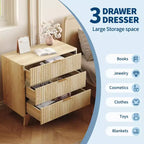 Table de chevet cannelée avec commode 3 tiroirs, table de chevet de rangement, table d'appoint moderne, table d'appoint de 68,5 cm de large avec poignée en métal Chêne naturel