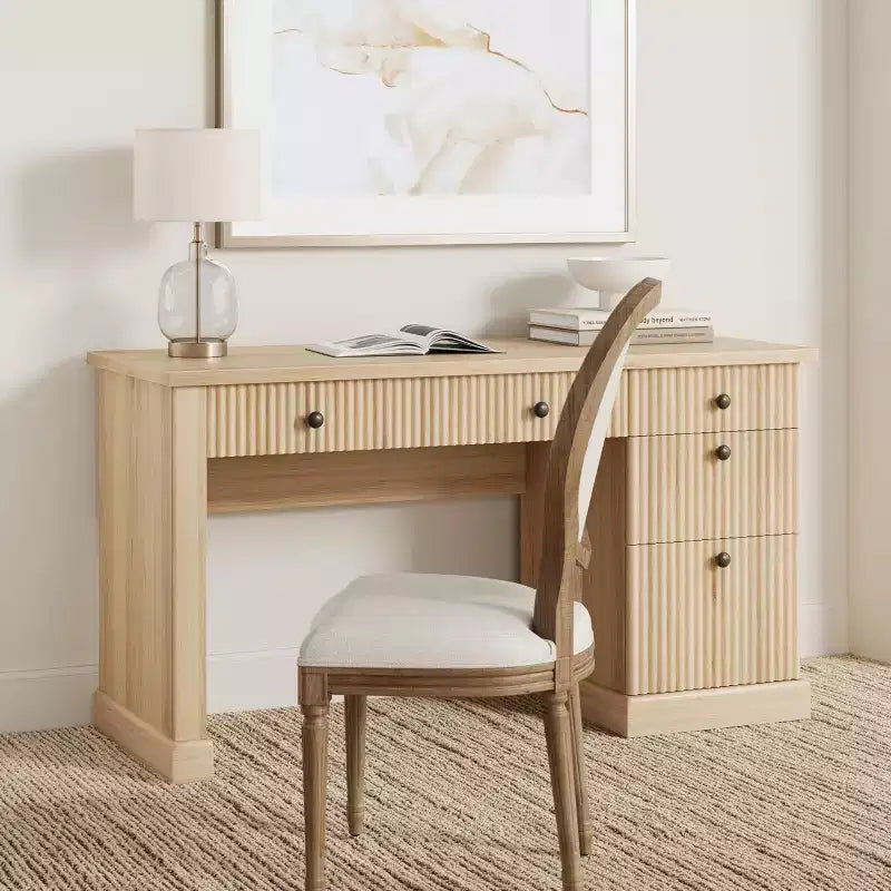 Bureau de direction moderne cannelé 54" - Table d'ordinateur en bois avec tiroirs de classement, armoire de rangement et station de charge - Pour bureau à domicile ou petits espaces