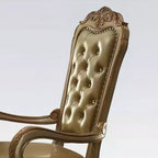 Lot de 2 chaises de salle à manger en similicuir, couleur os et patine dorée, avec capitonnage et garniture cloutée