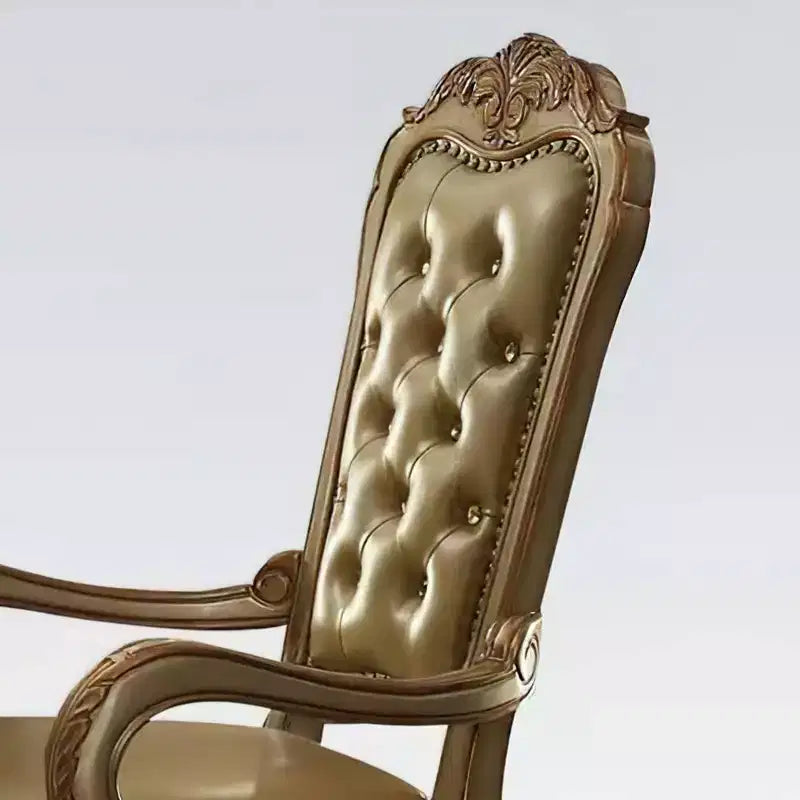 Lot de 2 chaises de salle à manger en similicuir, couleur os et patine dorée, avec capitonnage et garniture cloutée