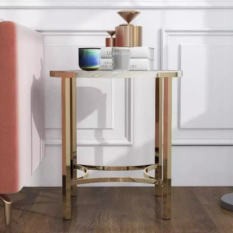 Table d'appoint ronde moderne – Pieds or champagne et plateau imitation marbre, 61x61 cm